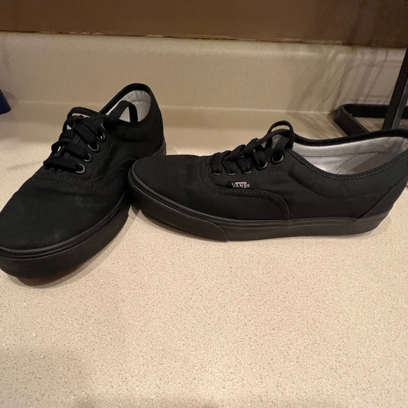 VANS Size 8 low top shoes - Picture 1 of 7